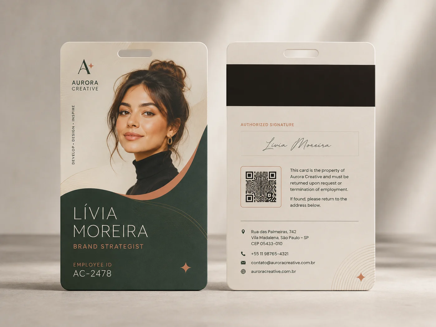 Crachá PVC personalizado vertical frente e verso — modelo Aurora Creative — Vixcard
