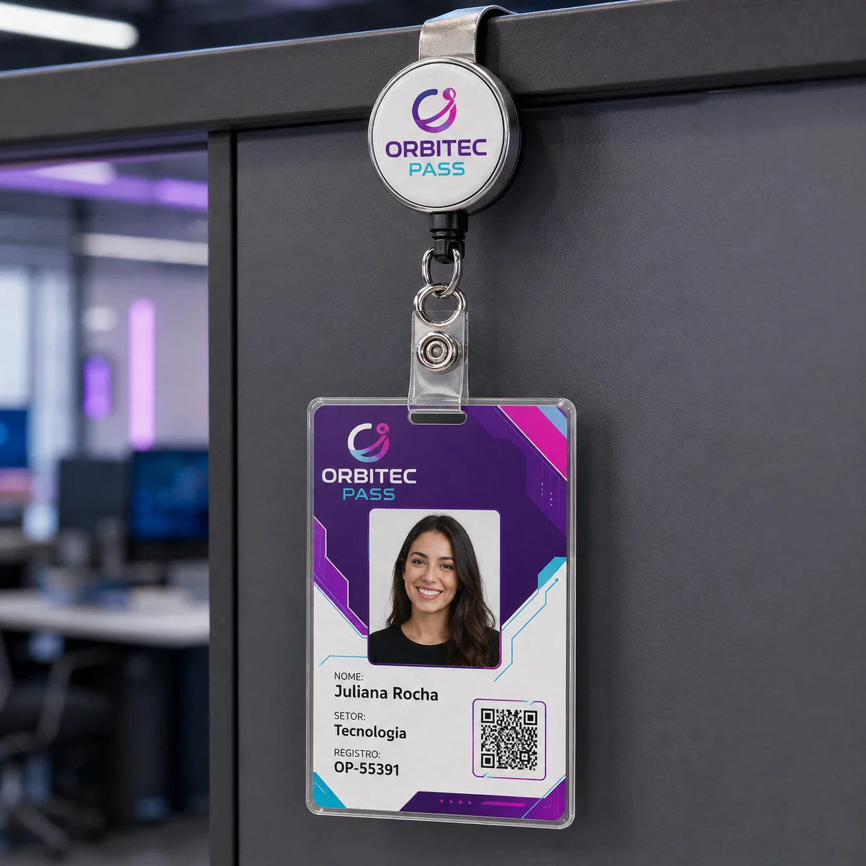 Crachá vertical com clip retrátil personalizado em ambiente corporativo — Vixcard