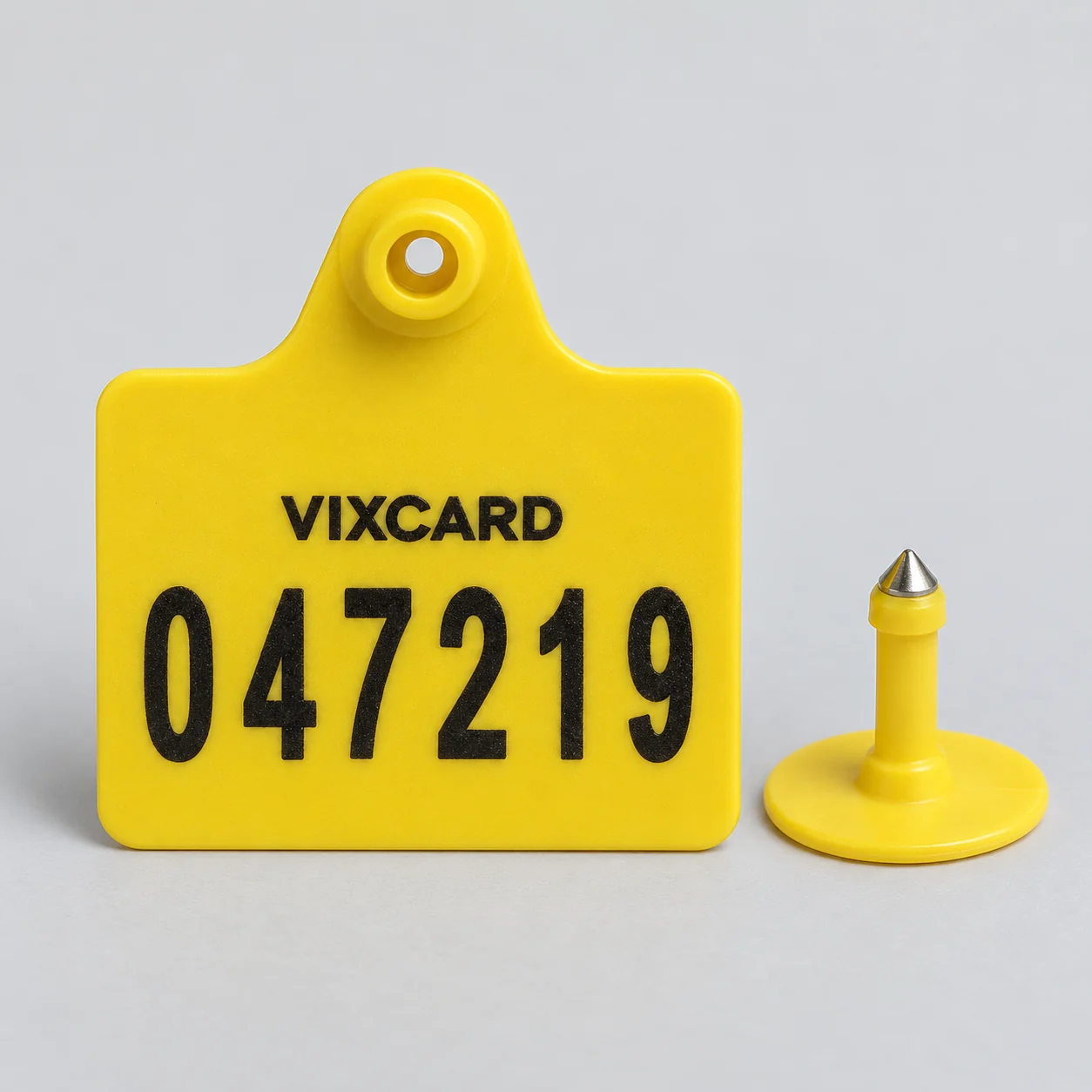 Brinco visual bovino amarelo Vixcard com numeração 047219 gravada a laser, ao lado do pino de travamento