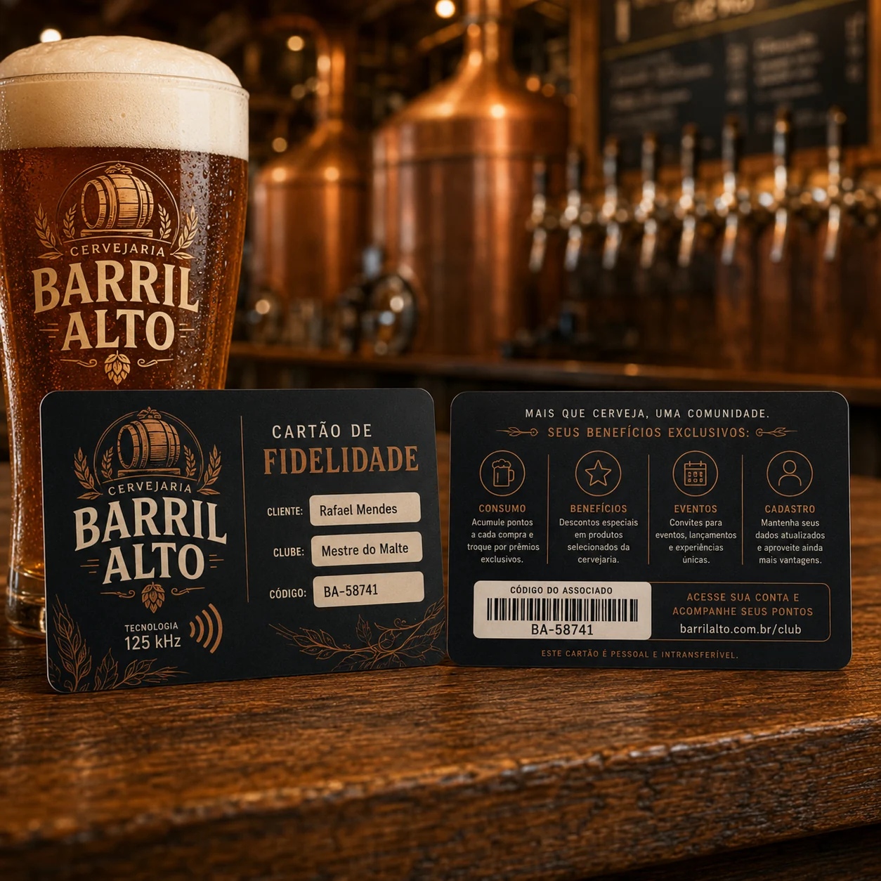 Cartão de fidelidade RFID 125 kHz personalizado para Cervejaria Barril Alto, frente e verso, sobre balcão de madeira