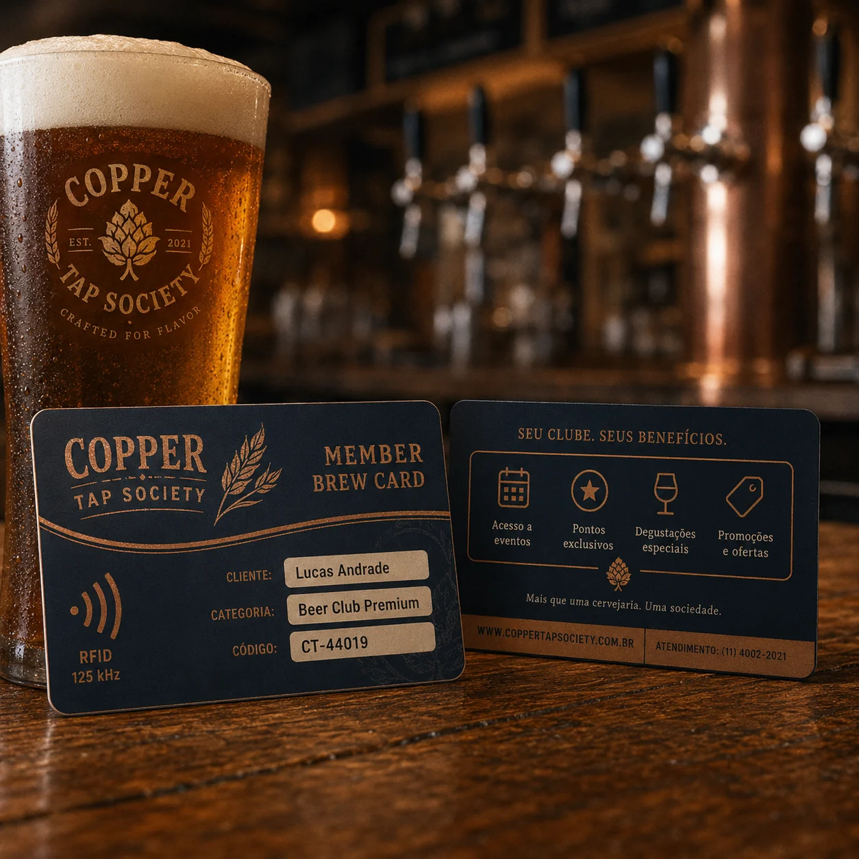 Cartão RFID 125 kHz Member Brew Card da Copper Tap Society, frente e verso, com chopeira ao fundo