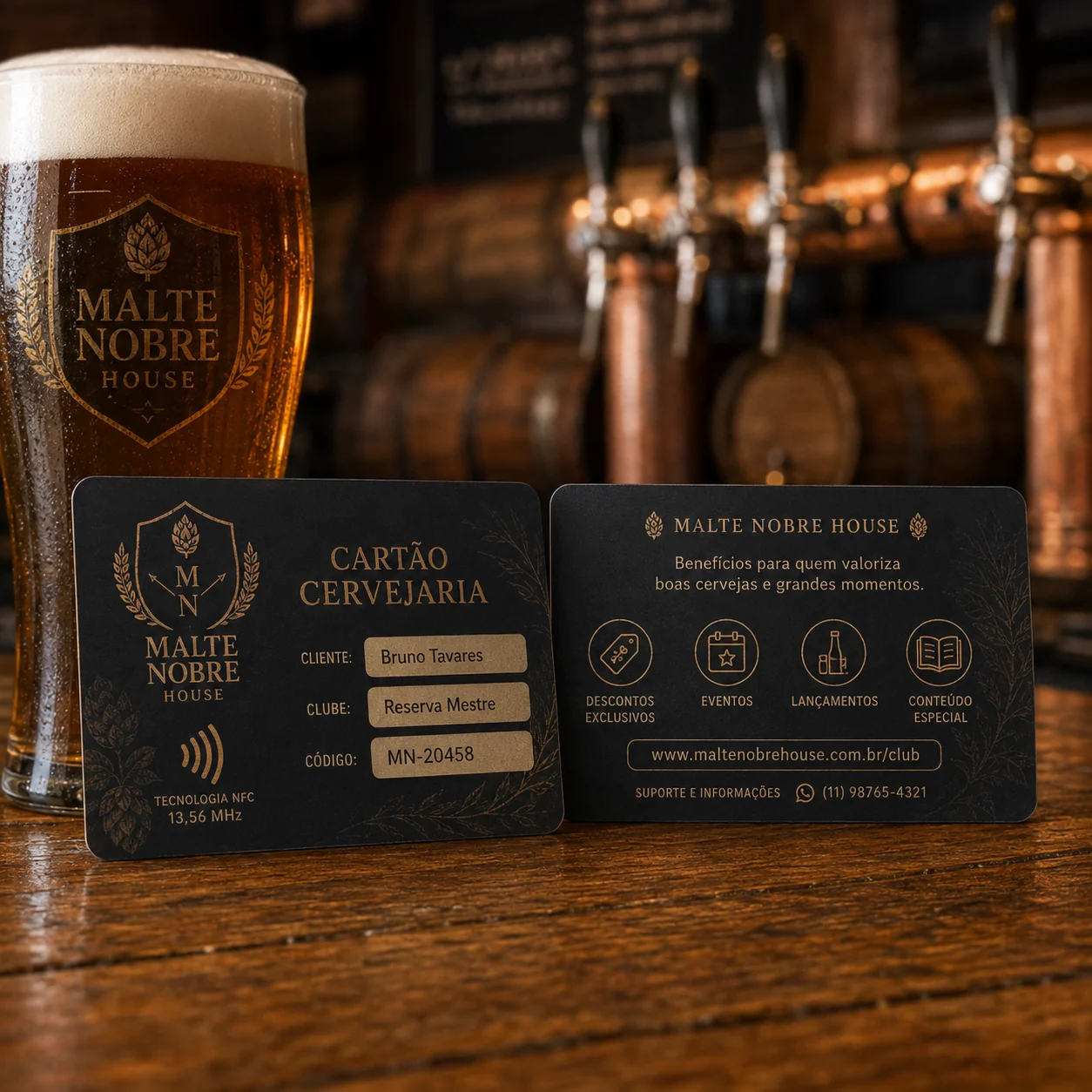 Cartão cervejaria NFC 13,56 MHz da Malte Nobre House, frente e verso, com barris ao fundo