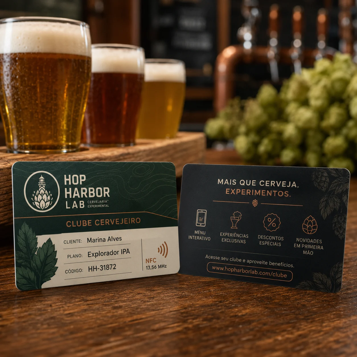 Cartão NFC 13,56 MHz do Clube Cervejeiro Hop Harbor Lab, frente e verso, com flight de cervejas e lúpulo